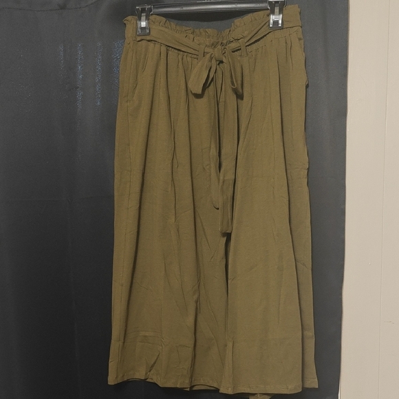 Wide Leg Crop Pants - Picture 2 of 6